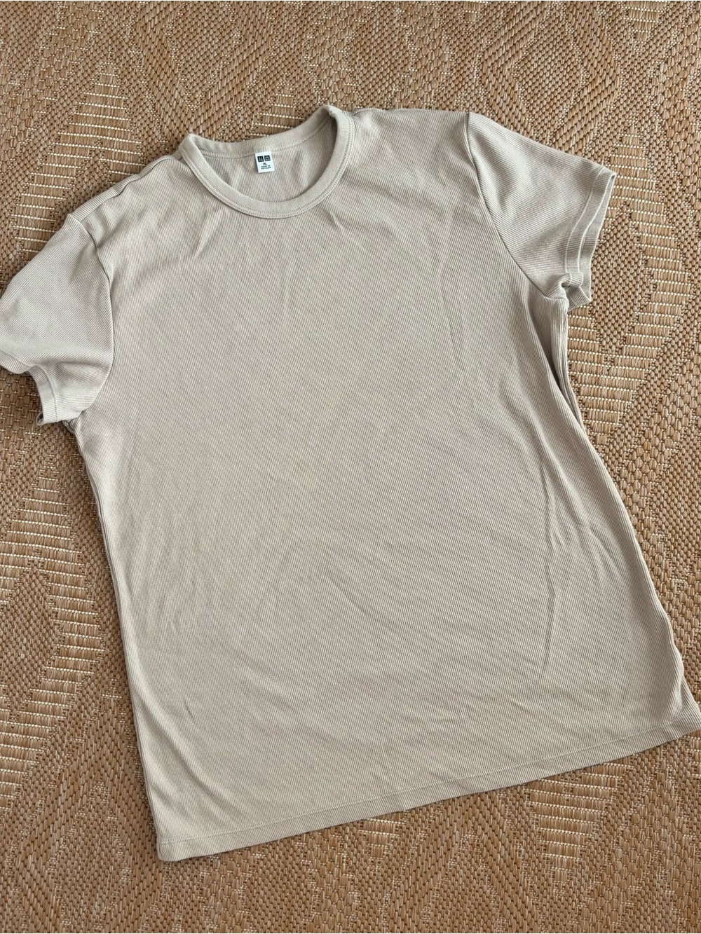 uniqlo basic beige tshirt